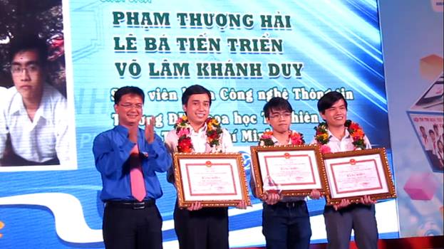 Các SV đạt giải Nhất: Phạm Thượng Hải, Võ Lâm Khánh Duy (lớp Cử nhân Tài năng khóa 2011) và Lê Bá Tiến Triển (ĐH Việt Đức)