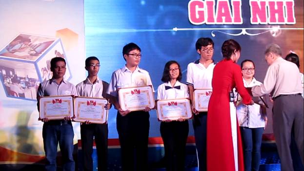 Giải Nhì: Nguyễn Trường Nhân và Đặng Đỗ Quang Phước (lớp Cử nhân Tài năng khóa 2011)