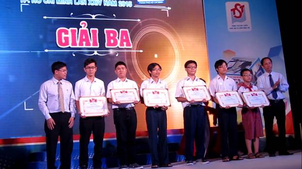 Giải Ba: Minh Đức Uy và Võ Phi Hùng (lớp Cử nhân Tài năng khóa 2011)